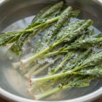 봄나물 데치기 과정, 소금을 넣은 끓는 물에 나물을 살짝 데치는 모습