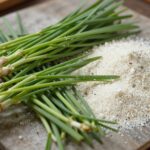 쑥버무리 재료 사진 쌀가루와 손질된 쑥