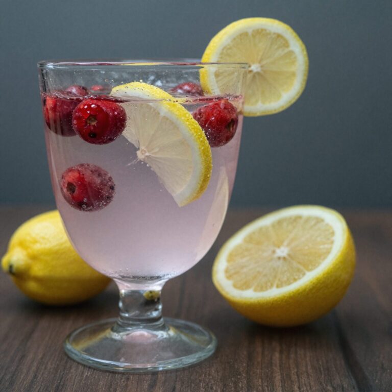 유리잔에 담긴 레몬이 든 상큼한 딸기주스