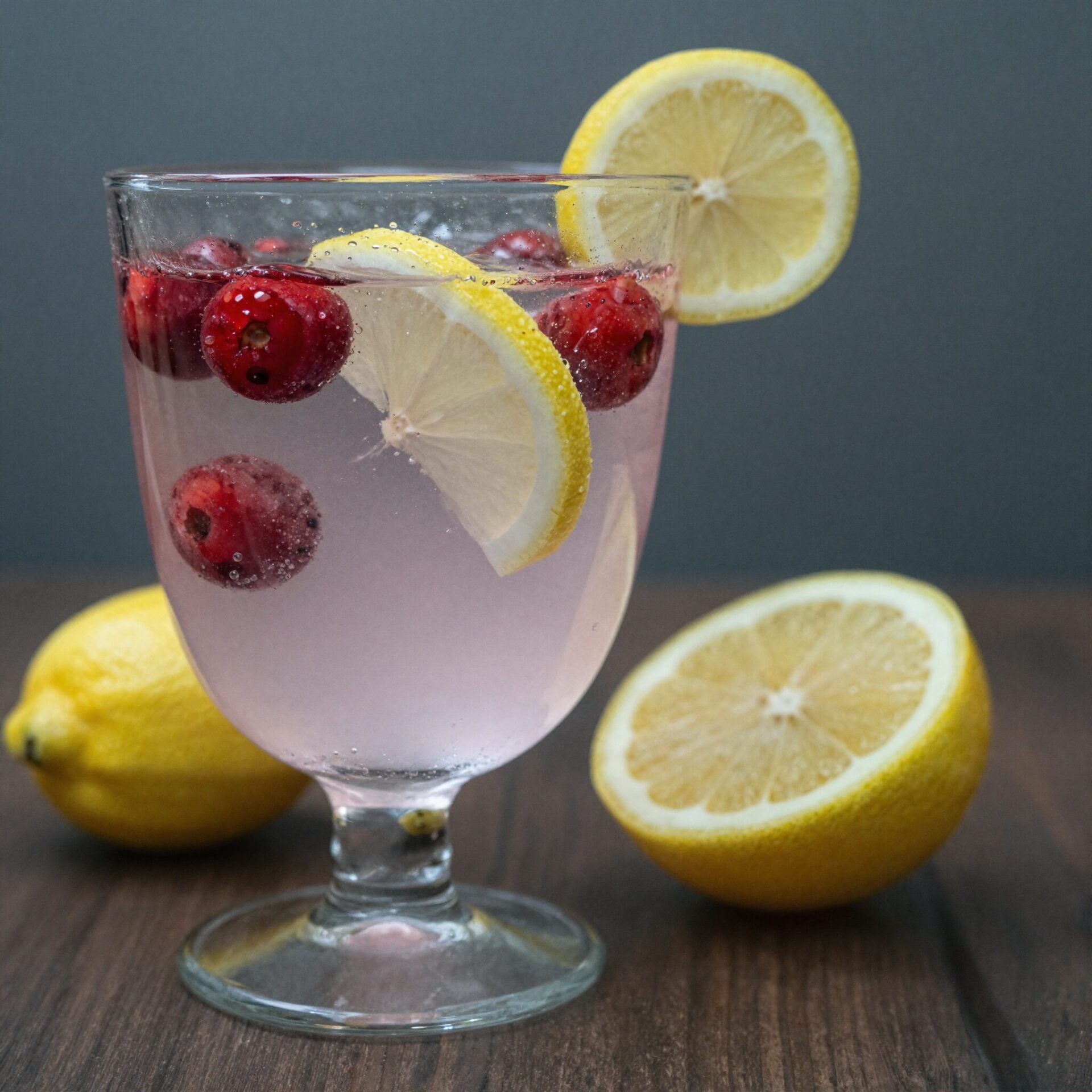 유리잔에 담긴 레몬이 든 상큼한 딸기주스