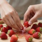 꼬지에 꽂아 물기를 제거한 딸기 준비 과정