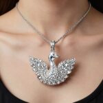 스와로브스키 백조 펜던트 목걸이를 목에 착용한 모습