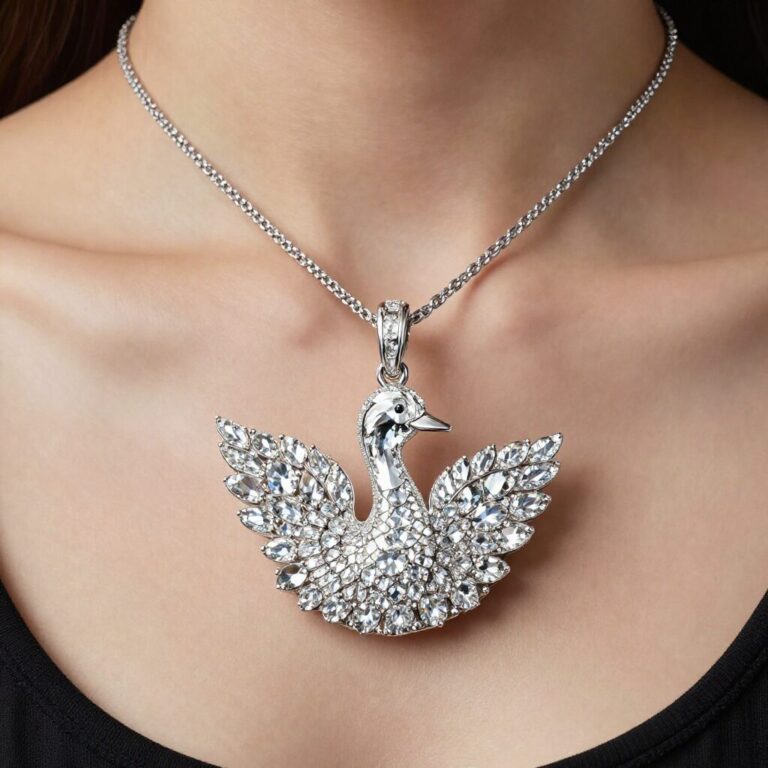 스와로브스키 백조 펜던트 목걸이를 목에 착용한 모습