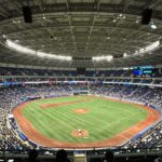 도쿄돔 야구장 내부 전경과 관중석이 가득 찬 모습