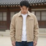 타미힐피거 소프트쉘 코치 자켓을 청바지와 함께 캐주얼하게 코디한 모습