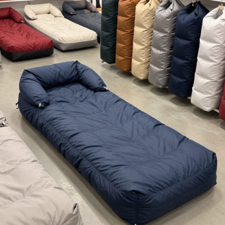 여러 색상과 디자인의 패딩형 과잠 예시가 진열되어 있는 모습