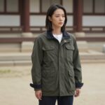 여성이 유틸리티 자켓을 캐주얼하게 코디한 모습