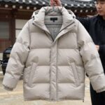 크린토피아에서 드라이클리닝을 맡겨 깔끔하게 정리된 패딩과 코트