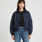 여성용 네이비 코듀로이 항공점퍼를 청바지와 블랙 티셔츠에 매치한 캐주얼 룩