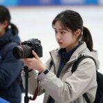 세계 피겨 선수권 대회 관람을 위해 비행기를 타고 있는 젊은 여성의 모습