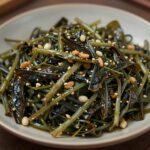 접시에 담긴 윤기나는 다래순나물볶음