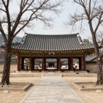 아산 현충사 본전과 봄날의 풍경, 나무와 전통 건축물이 조화를 이룬 모습