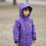 블랙야크 키즈 바람막이 145 사이즈 착용샷, 초등학교 2학년 여아가 퍼플 컬러 바람막이를 입고 있는 모습