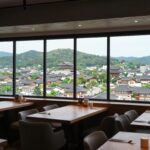 양구 비봉전망타워 전망대레스토랑 내부 인테리어와 창밖의 양구 시내 전경