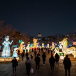 밤에 빛나는 부산연등축제 송상현광장 전경, 연등과 대형 조형물이 아름답게 점등된 모습