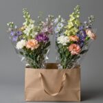 이중 포장된 카네이션 수세미와 병솔이 예쁜 포장 봉투에 담겨 있는 모습