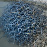 봄향 가득 취나물무침 만드는 법과 효능 소금물에 데치고 있는 취나물, 푸른색을 유지하며 부드럽게 삶아짐