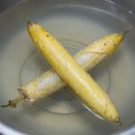 십자 칼집을 내고 찬 소금물에 절이고 있는 오이