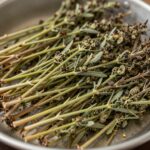 물기를 뺀 깨끗한 민들레 나물이 채반에 담겨 있다