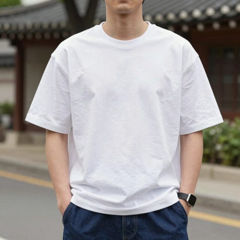 화이트 티셔츠 위에 청남방을 걸친 레이어드 코디로 봄 데일리룩을 연출한 모습