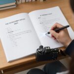 EBS 다운로드로 기초학력진단평가 무료 준비하기 EBS 초등 기초학력진단평가 모의고사 문제지와 정답지가 놓여 있는 책상