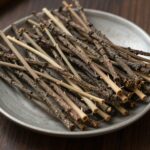 데쳐서 무친 엄나무순 나물이 접시에 담겨 있는 모습