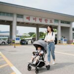 에버랜드 정문 주차장 유모차와 함께 입구로 들어가는 엄마와 아이 모습