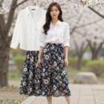 A라인 플라워 롱스커트와 화이트 셔츠를 매치한 봄 데일리 코디