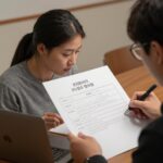 프리랜서가 3.3% 원천징수 영수증을 들고 환급 신청 방법을 고민하는 모습