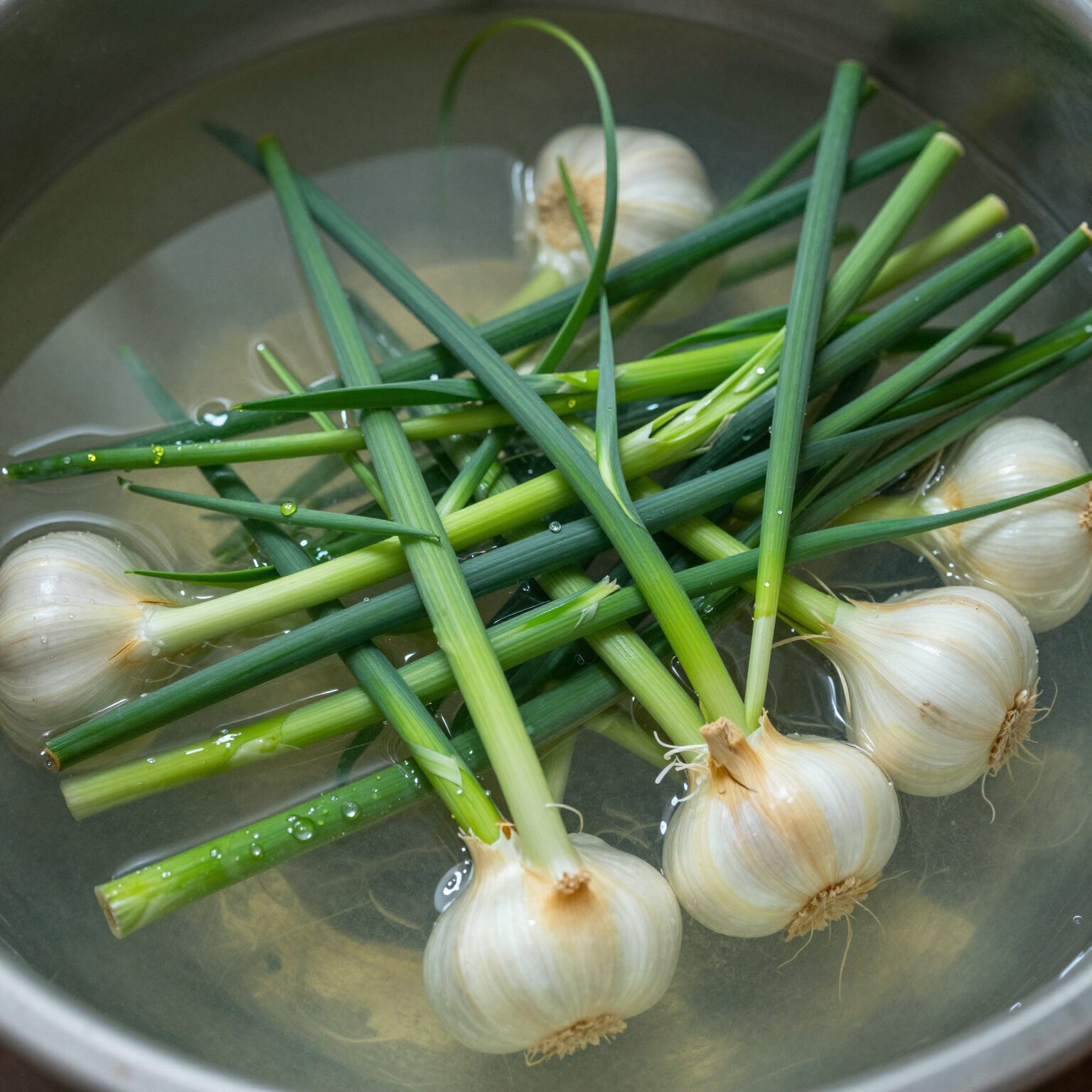 끓는 소금물에 마늘쫑을 데치는 모습 초록빛이 선명하게 살아난다