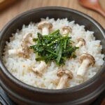 고비나물과 표고버섯이 들어간 솥밥과 미나리 양념장이 곁들여진 사진