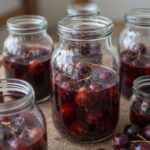 물기를 뺀 개두릅을 유리병에 담고 간장물을 부어 장아찌를 만드는 과정