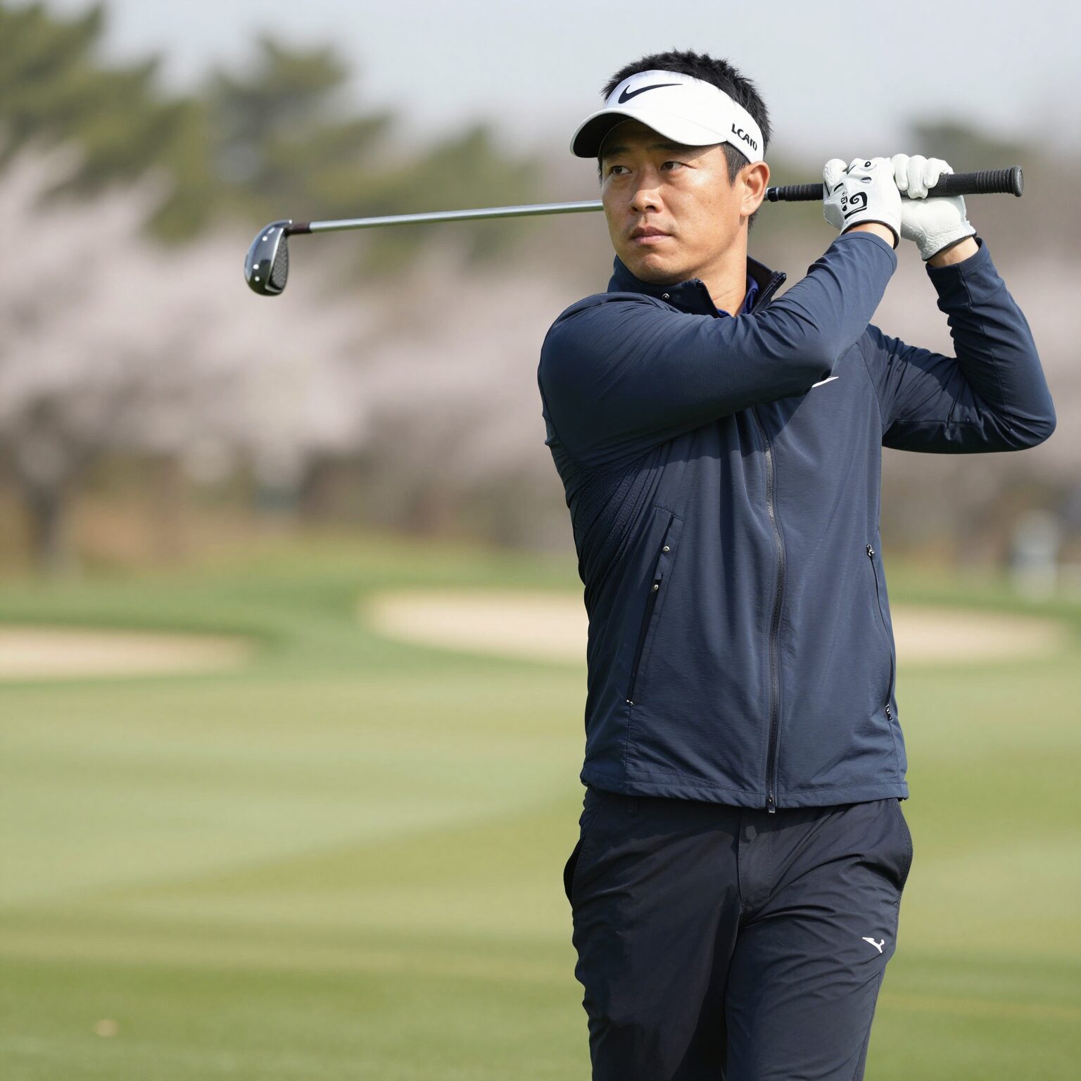 4월 봄 골프 레이어드 코디 예시로 기능성 이너와 바람막이를 준비한 모습