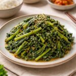 데쳐서 무친 곰치나물 반찬이 접시에 담겨 있는 모습