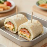 햄과 치즈가 돌돌 말린 롤샌드위치가 꼬치에 꽂혀 예쁘게 담긴 유치원 도시락