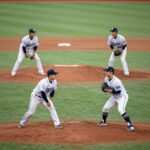 한화 이글스와 삼성 라이온즈의 플레이오프 5차전 경기 장면, 선발 투수들의 맞대결 중계 화면