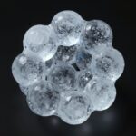 얼음의 육각형 결정 구조를 나타낸 다이어그램, 분자 사이 공간이 시각적으로 표현됨