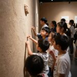 어린이들이 체험부스에서 즐겁게 놀고 있는 모습, 아이들의 표정이 생생하게 담긴 현장 사진