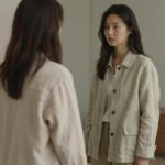 30대 여성이 여성 린넨 자켓을 입고 거울 앞에 서 있는 모습 자연스러운 루즈핏과 시원한 느낌