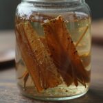 깨끗이 씻어 물기를 뺀 오가피순을 유리병에 차곡차곡 담은 모습