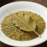 봄철 입맛 살리는 머위쌈밥 만들기 데치고 물기를 짠 연두색 머위잎이 접시에 담겨 있는 모습