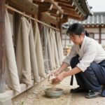 물걸레로 창틀 청소하는 모습, 송화가루 시기 젖은 천 청소법