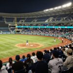 사직야구장 내야석에서 본 야구장 전경과 관중들의 응원 모습