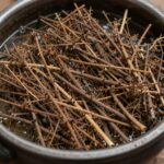 자연산 고사리 삶는 과정, 솥에서 고사리를 건져내는 모습