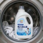 에스빠드류 세탁을 위해 중성 세제와 부드러운 솔을 준비하는 과정