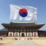 호국보훈의 달 기념 여행지 추천 충남 천안 독립기념관 본관 전경 푸른 하늘과 태극기