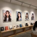 아이유 생일카페 용산점 내부 전시 모습. 도서부 컨셉으로 꾸며진 공간에 아이유 사진과 소품들이 가득하다.