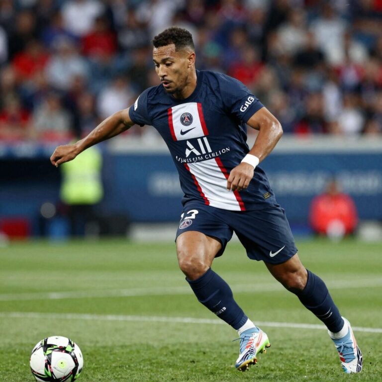 아슈라프 하키미가 PSG 유니폼을 입고 드리블 돌파하는 모습