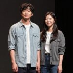 배우 진선규 아내 박보경이 미소 지으며 카메라를 바라보고 있는 사진. 그녀는 뮤지컬 배우로서 무대 위에서의 모습과 대비되는 편안한 일상복을 입고 있다.