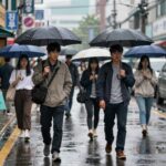 장마철 우산을 든 사람들, rainy season 영어 표현